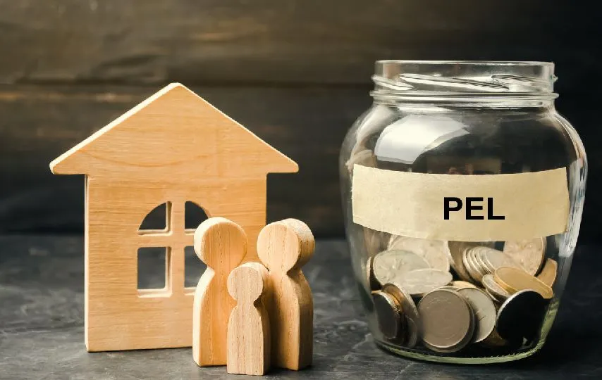 Maison En Bois Avec Petits Personnages Devant Un Bocal De Pièces