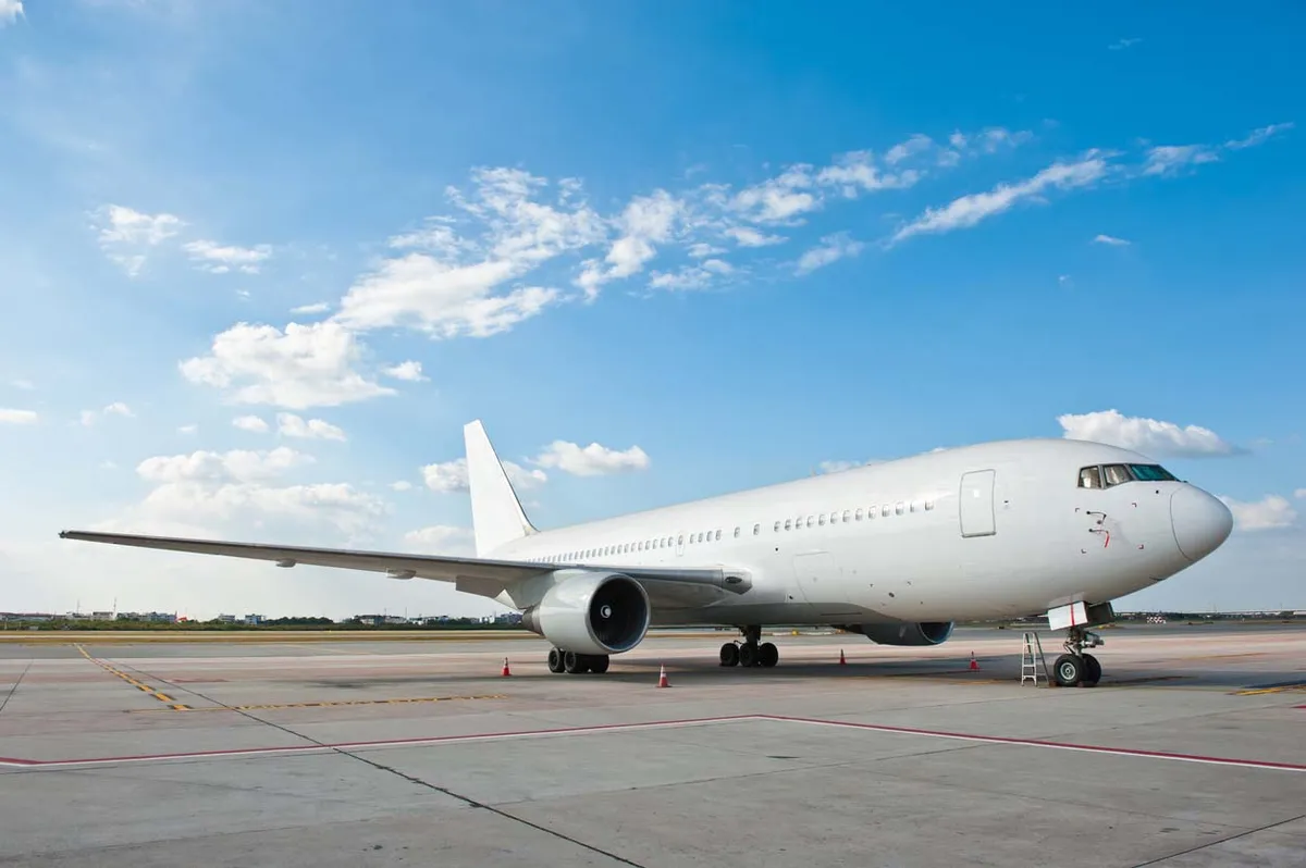 Avion blanc en stationnement