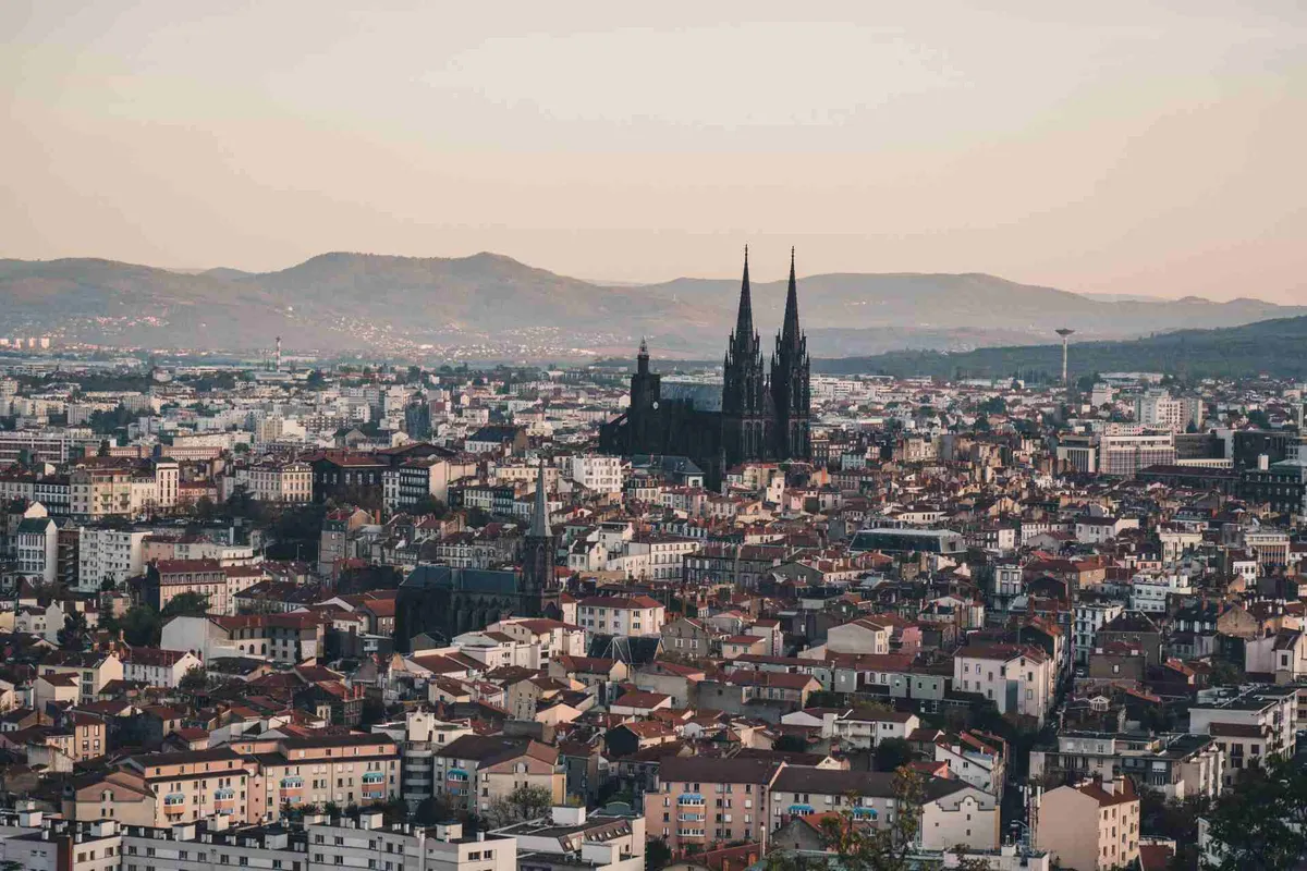 vue sur Clermont ferrand et sa cathédrale