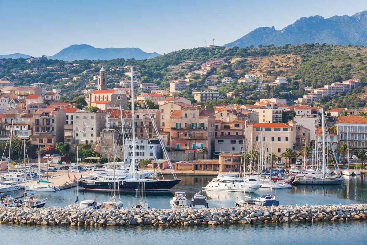 vue sur le port de propriano en corse