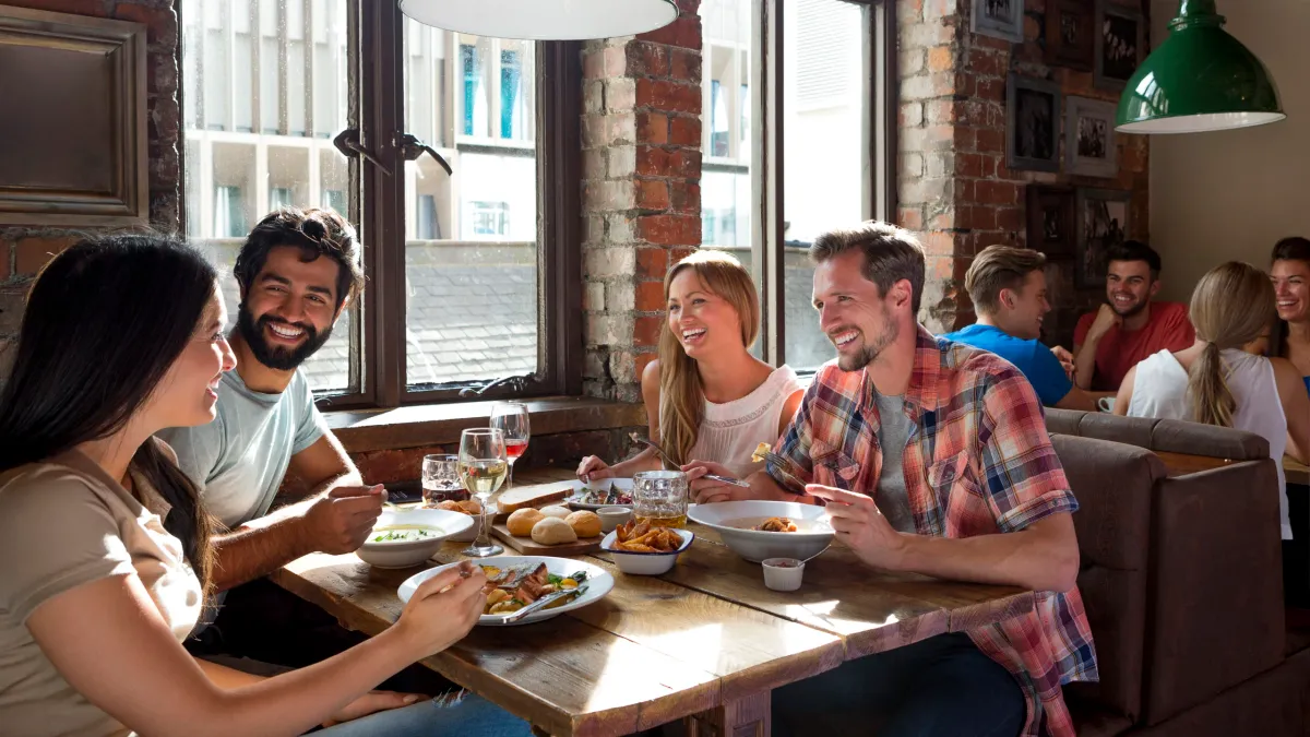 Un groupe d'amis profite d'un repas dans un beau restaurant