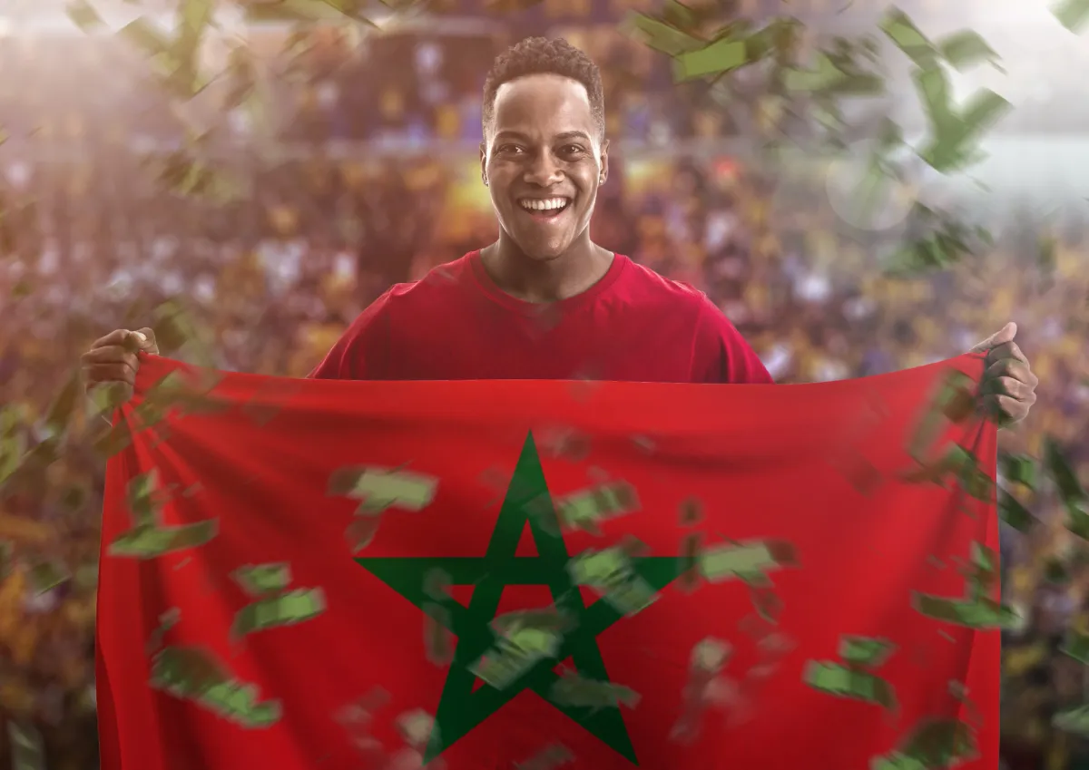 Un fan du foot tenant le drapeau du Maroc