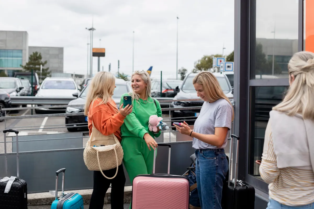 Groupe d'amies debout devant un parking à Toulouse