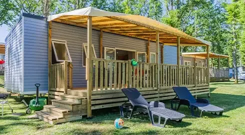 Vue d'un camping en bord de mer dans le Languedoc-Roussillon, avec aire de jeux et piscine en arrière plan