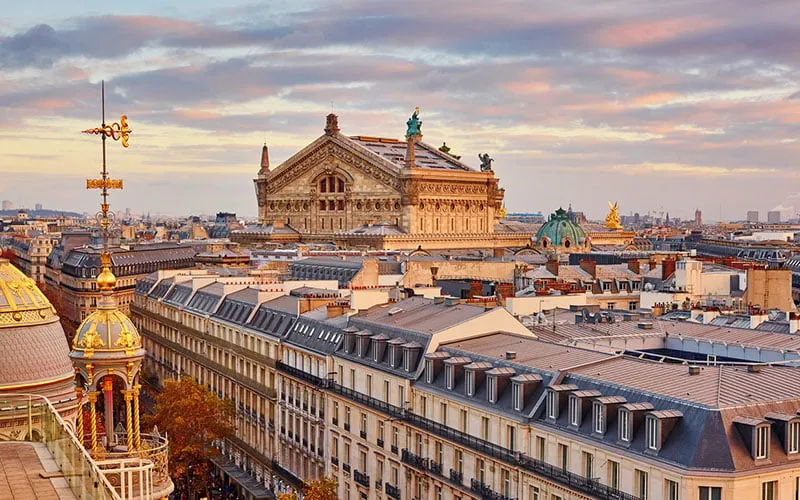 Vue sur les toits de Paris à l’hôtel Les Théâtres Image de l’article