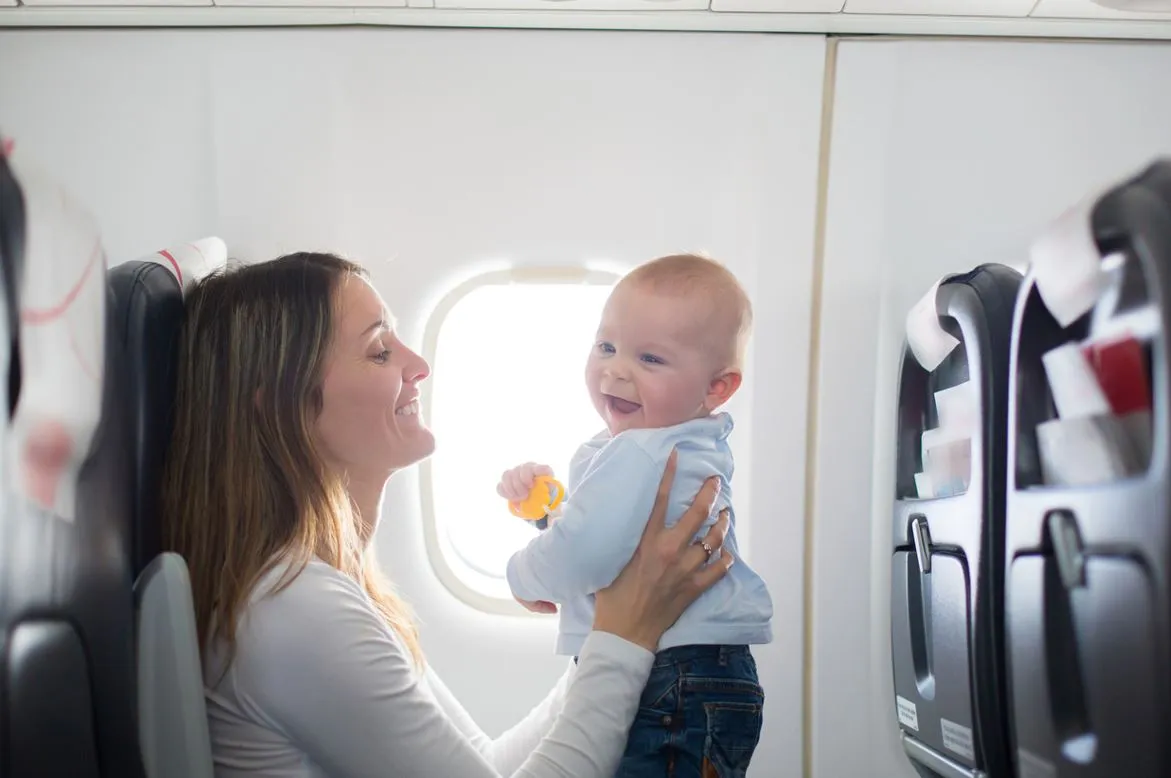 5 règles d’or pour voyager en avion avec un bébé Image de l’article