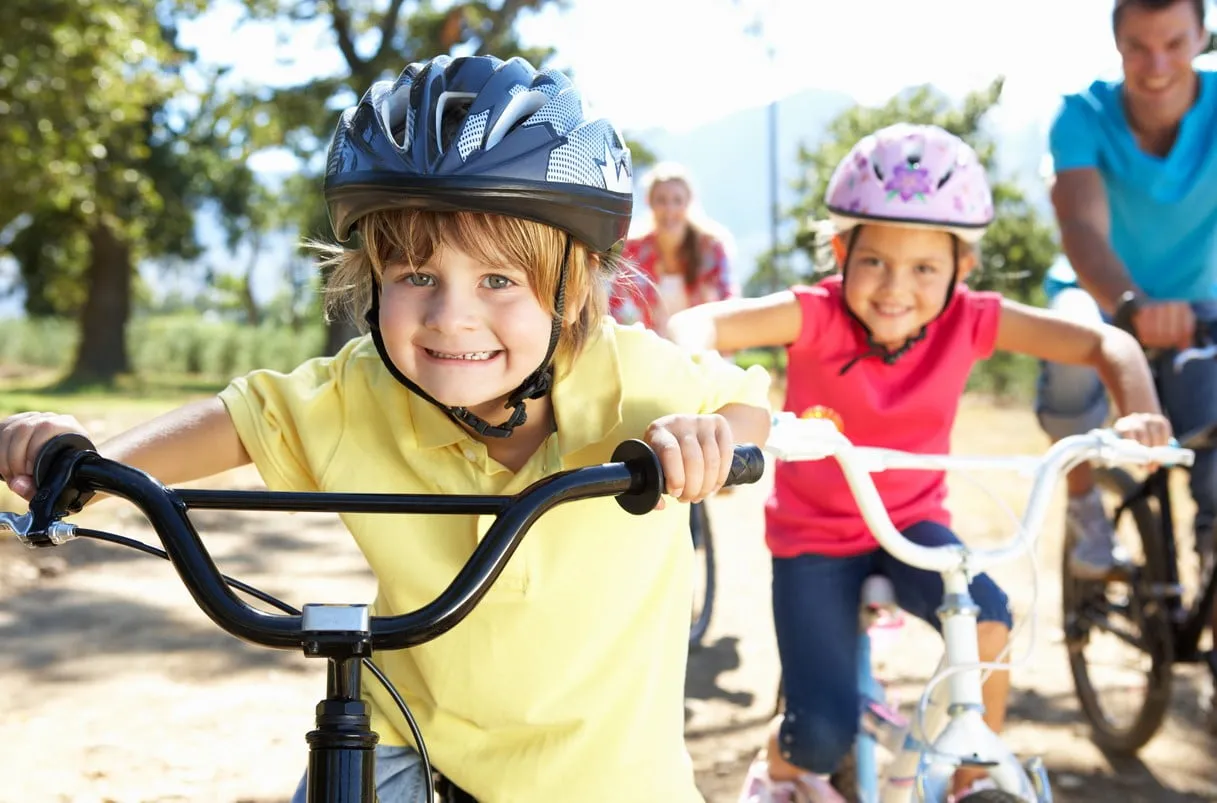 Comment faire porter un casque vélo à son enfant ? Image de l’article