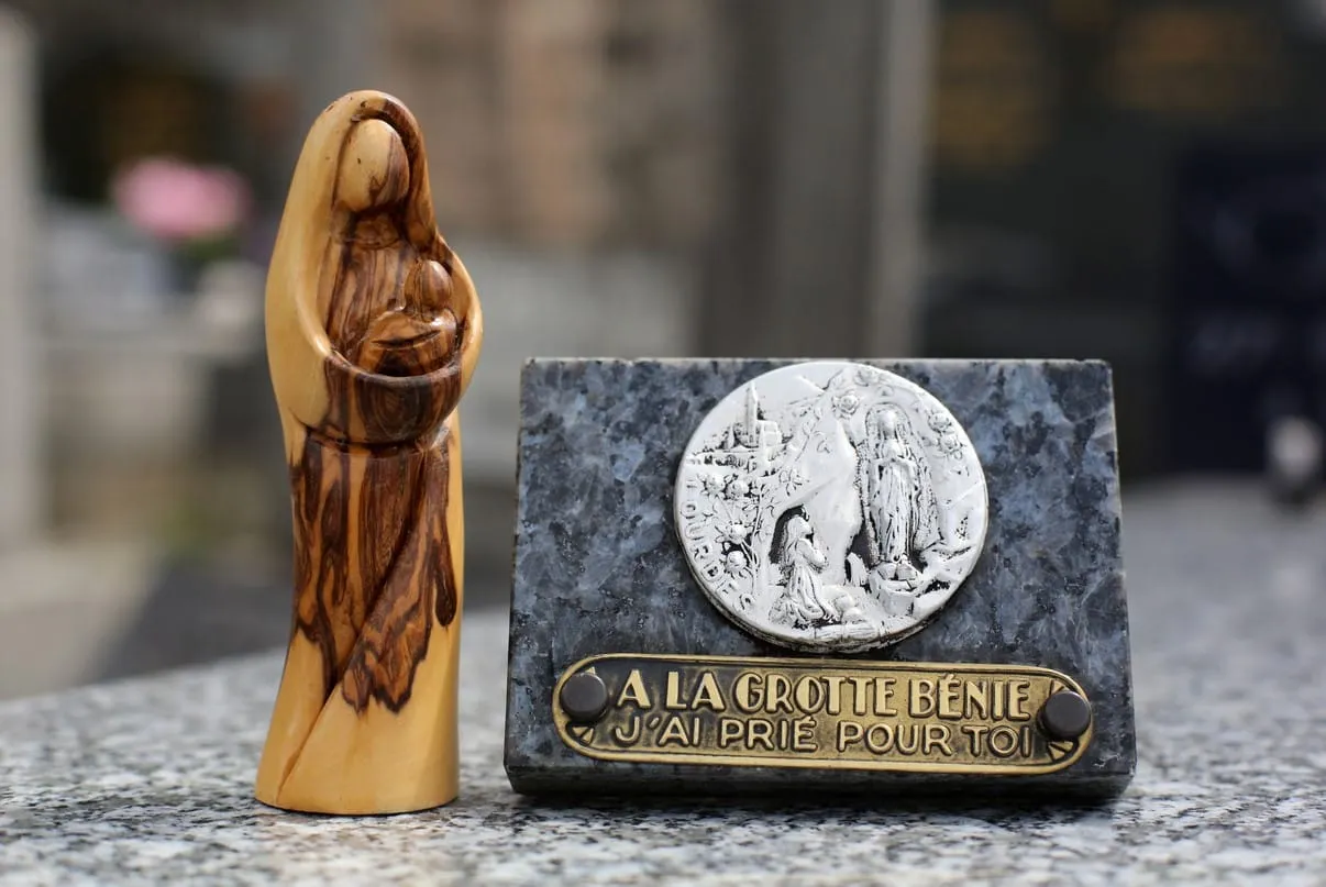 La plaque funéraire est-elle couverte par l'assurance obsèques ? Image de l’article