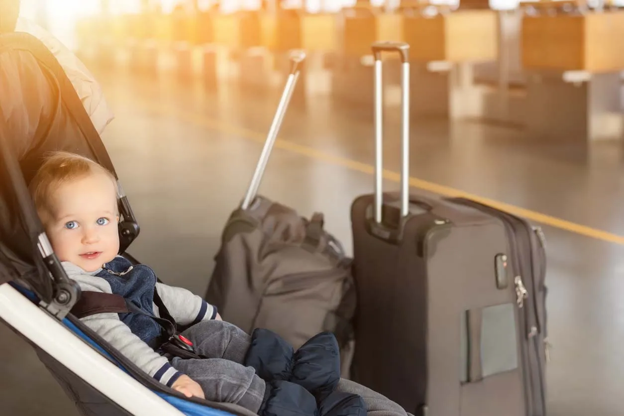 Peut-on emmener une poussette en avion ? Image de l’article