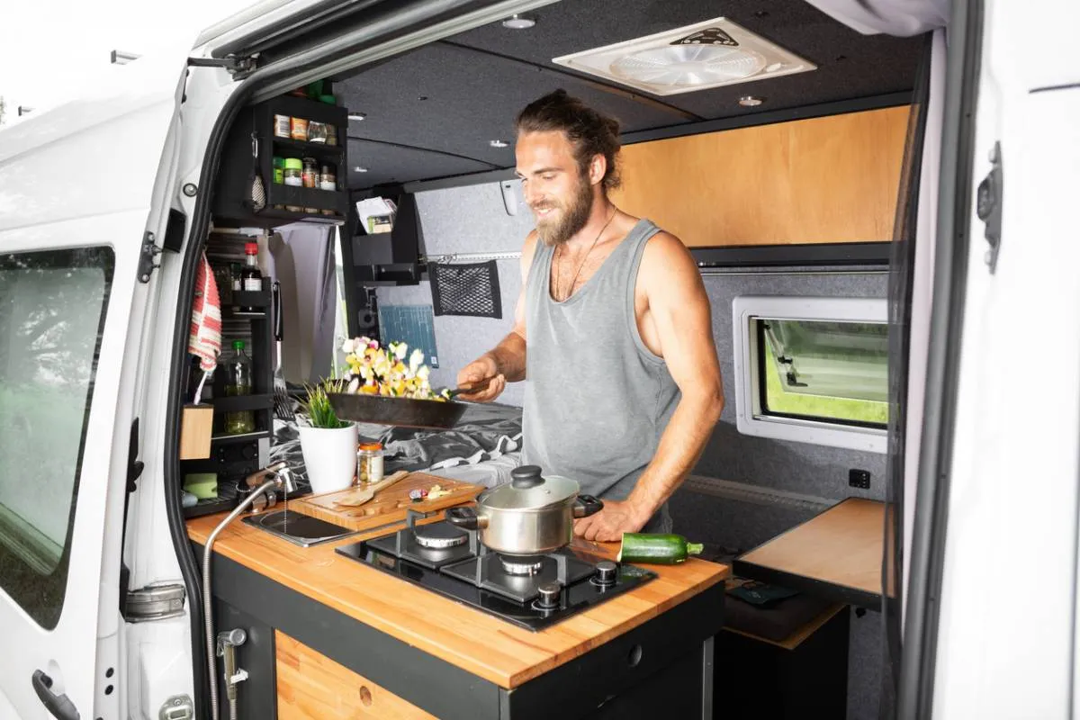Roadtrip en van : comment optimiser votre véhicule pour votre aventure ? Image de l’article