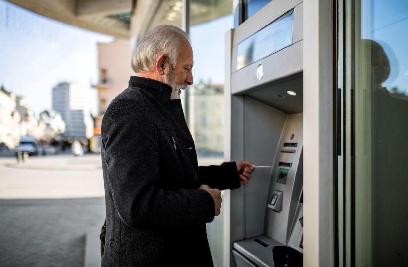 Homme Avec Carte Bancaire Devant Un Distributeur