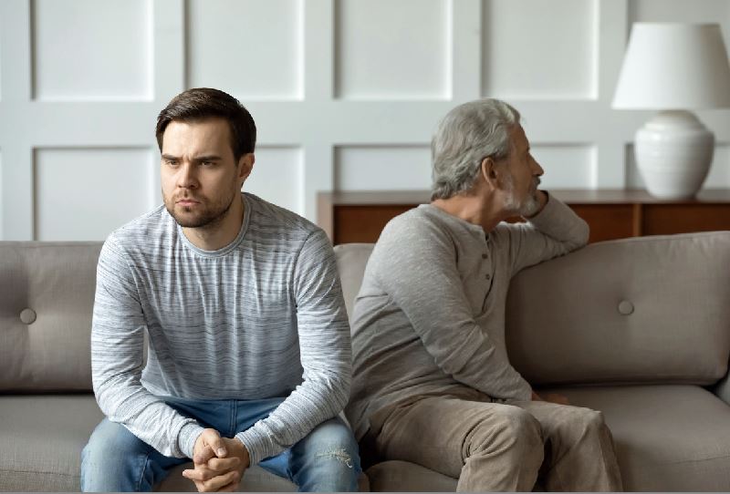Père Et Fils Se Tournent Le Dos Sur Un Canapé