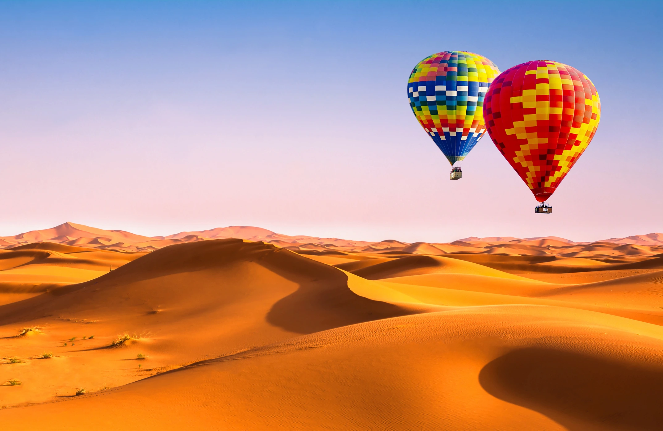 Vue Imprenable Sur Les Dunes De Sable Avec Des Montgolfières Dans Le Désert Du Sahara.