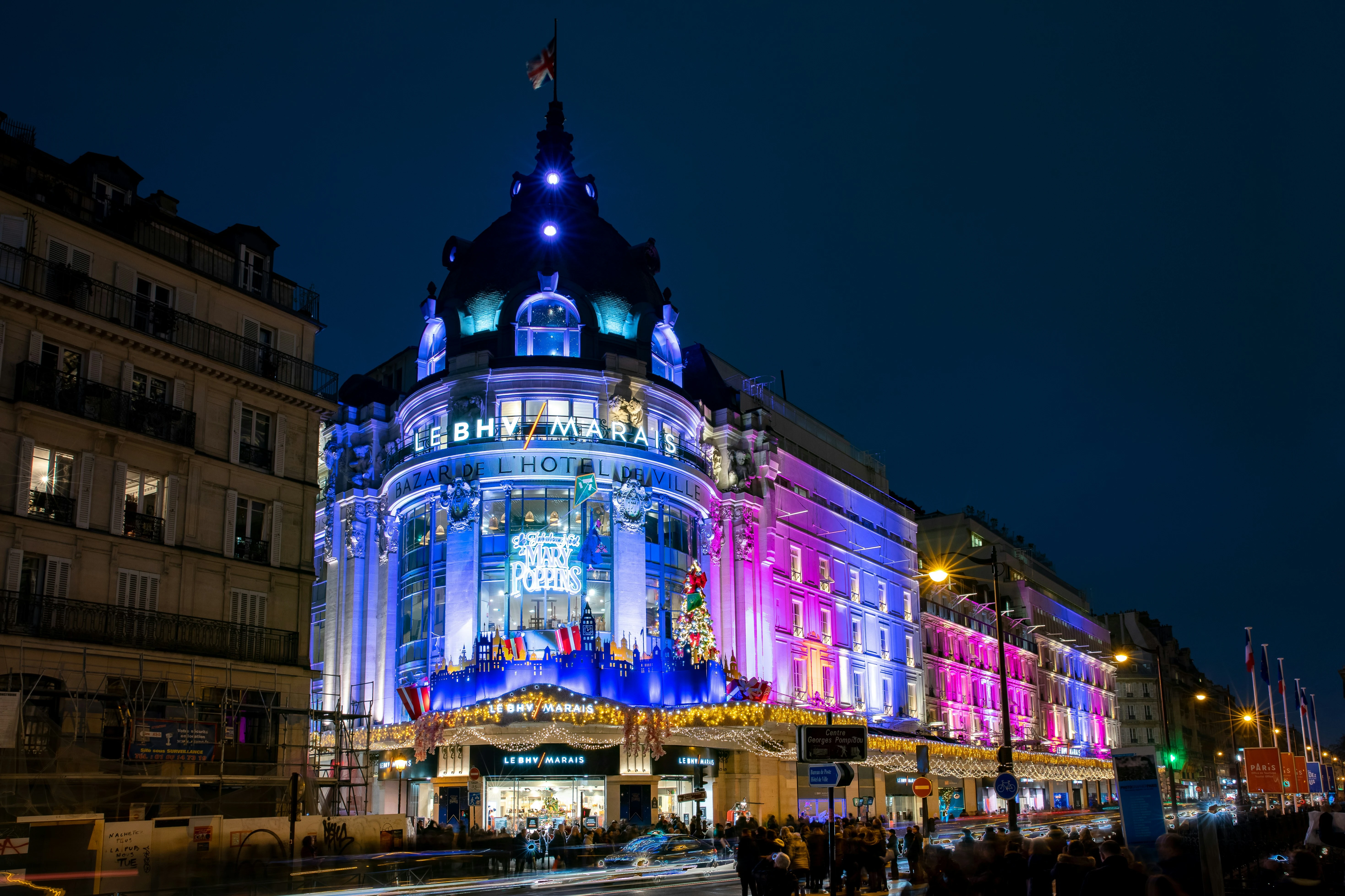 hôtel éclairé avec des couleurs arc en ciel