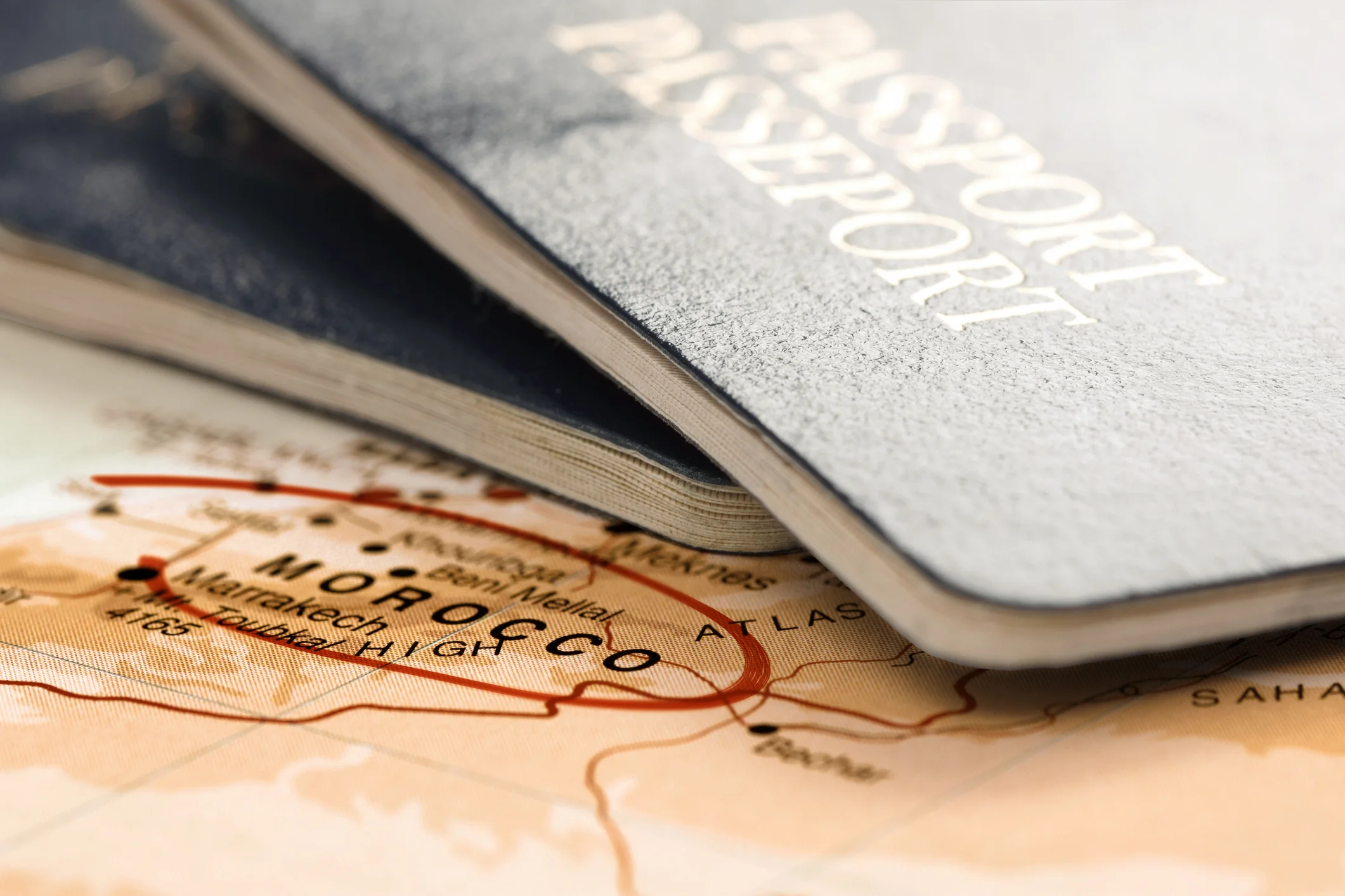 Passeport à côté d'une destination qui est le Maroc