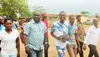 William Aldo Ettien accueilli par des jeunes de Broukro