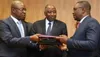 Théodore Gnagna Zadi et le ministre de la Fonction publique, sous le regard du premier ministre Amadou Gon Coulibaly, lors de
