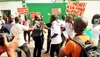 Sit-in de jeunes du PDCI après la signature par Henri Konan Bédié, de l'accord politique sur le parti unifié, le mardi 17 avr