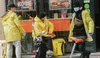 Des livreurs devant un restaurant à Moscou, en Russie, le 30 avril 2020. (Xinhua/Evgeny Sinitsyn)