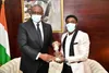 Arthur Gué Cissé présente son récent trophée Hamed Bakayoko