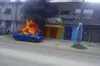 Manifestation à Yopougon ce 16 novembre 2020 : un taxi incendié, en images