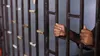 Un homme incarcéré en prison