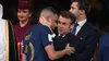 L’opposition critique Macron réconfortant Mbappé qui « semble à peine l’écouter » : « ridicule » 