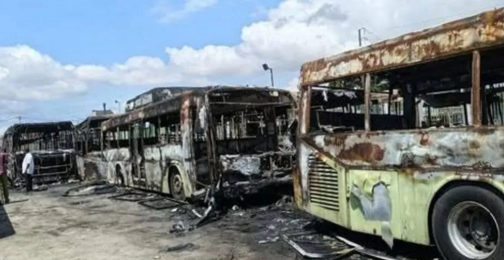 Incendie au dépôt 5 de la SOTRA à Koumassi : 55 bus touchés, dont 40 calcinés