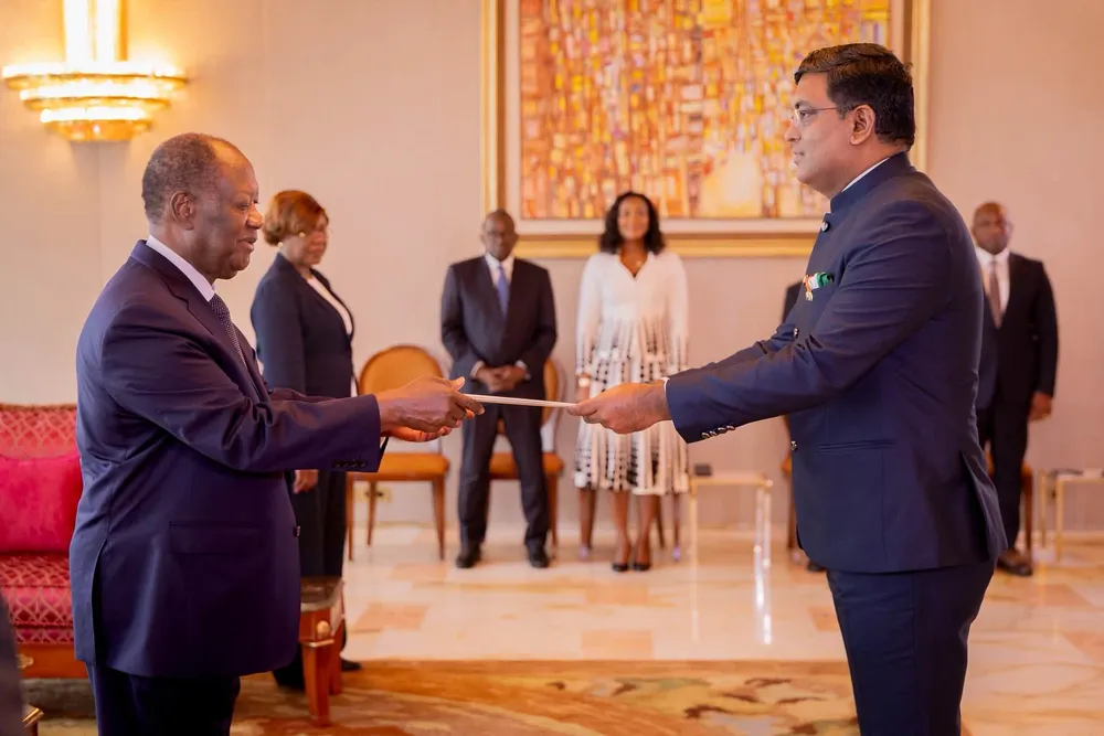Ouattara reçoit les lettres de créance de cinq nouveaux ambassadeurs en Côte d'Ivoire : des images