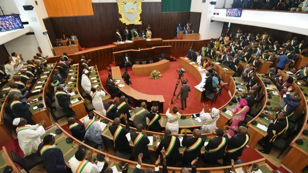 A Yamoussoukro, 248 parlementaires réunis, malgré les restrictions liées au Covid-19 : pourquoi ?