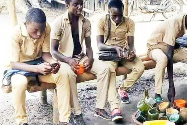Des élèves dans une buvette à Abidjan