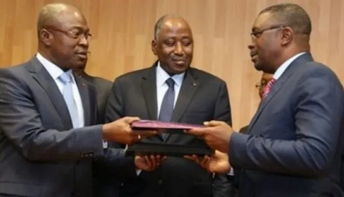 Théodore Gnagna Zadi et le ministre de la Fonction publique, sous le regard du premier ministre Amadou Gon Coulibaly, lors de