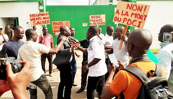 Sit-in de jeunes du PDCI après la signature par Henri Konan Bédié, de l'accord politique sur le parti unifié, le mardi 17 avr