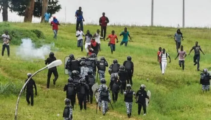 Les policiers ont usé de gaz lacrymogène, pour disperser des militants de la Fesci, dans les jardins de l'université de Cocod