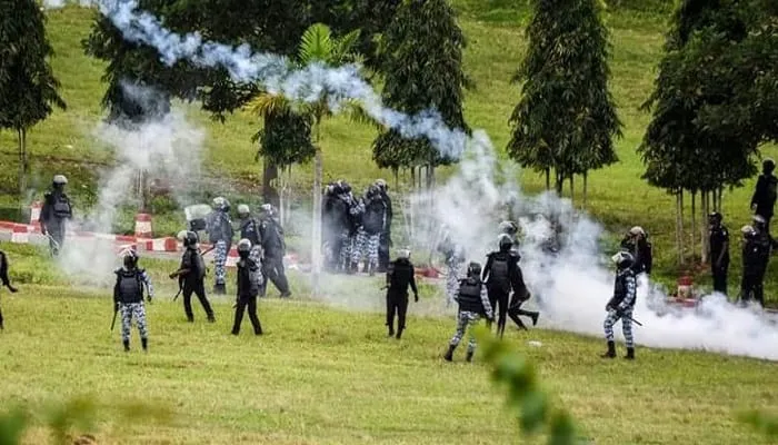 Les policiers ont usé de gaz lacrymogène, pour disperser des militants de la Fesci, dans les jardins de l'université de Cocod