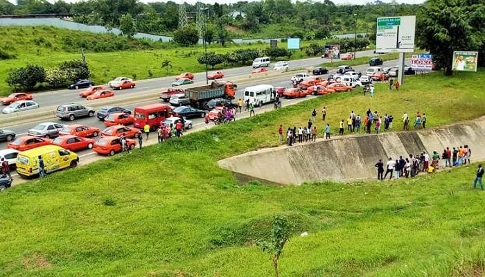Un colis ensenglanté jeté d’un 4X4 crée un embouteillage sur l’autoroute, le conducteur recherché