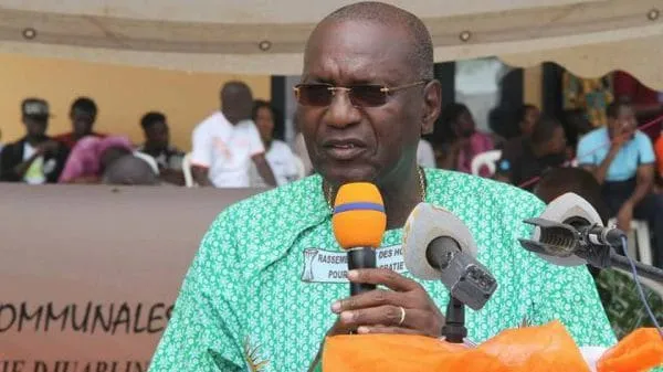 Pascal Abinan à Abengourou: « rejoignez le RHDP, si vous restez au PDCI, vous allez mourir de faim. Le PDCI ne nourrit pas convenablement »