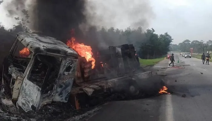 Explosion d'un camion citerne sur l'autoroute