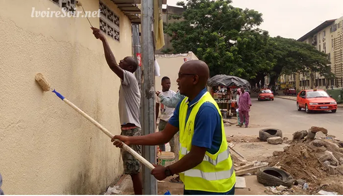 Opération d'embellissement à Treichville Habitat autoroute, avec Souleymane Touré