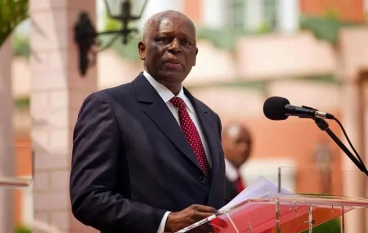 Jose Eduardo dos Santos, la dépouille de l’ex-président d’Angola, arrive à Luanda