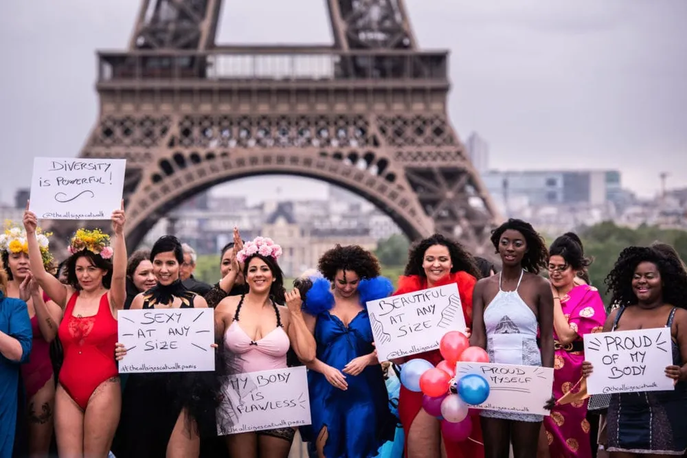 Sexy et fières de leur corps, des femmes rondes défilent devant la tour Eiffel à Paris