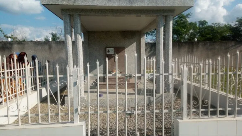 Kandia Camara sur la tombe de la mère Gbagbo