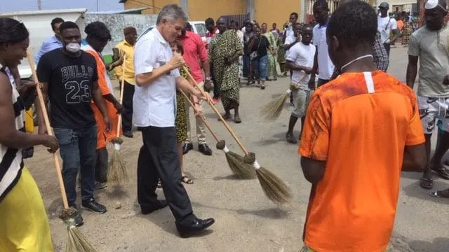 Côte d’Ivoire: l’ambassadeur d’Allemagne balayeur de rue à Abidjan