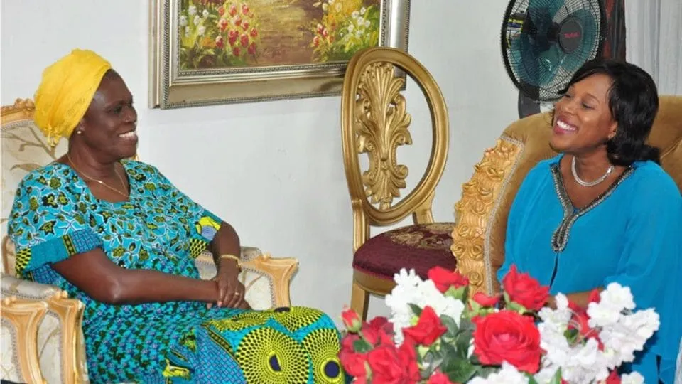Constance reçoit la bénédiction de Simone Gbagbo avant son concert du 4 août 2019
