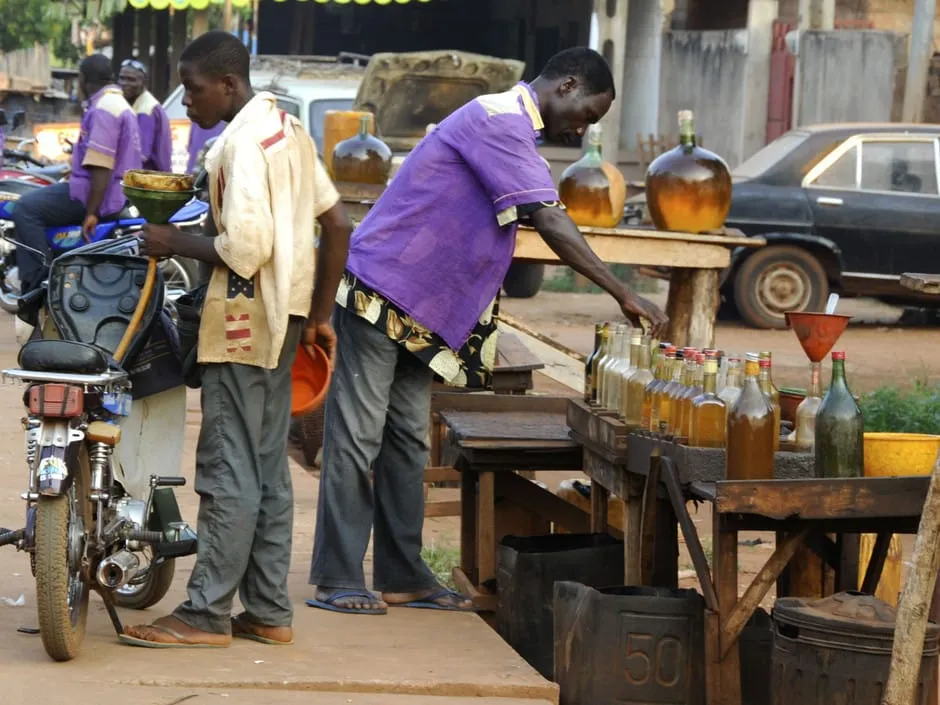 Burkina : la vente du carburant dans les bouteilles, bidons, fûts, barriques et autres ustensiles est interdite