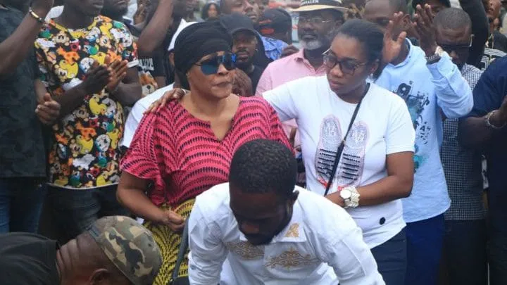 Les images de Tina Glamour inconsolable sur le lieu de l’accident de son fils Dj Arafat