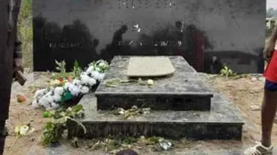 Tombe de DJ Arafat vandalisée: « qui sont les véritables responsables de ce sacrilège? »