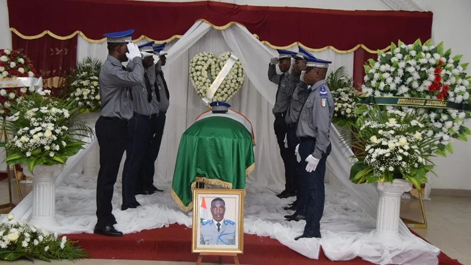 Côte d’Ivoire: les images de la levée de corps de MDL Tiekou Anderson tué à Yopougon par des « Gnambros »