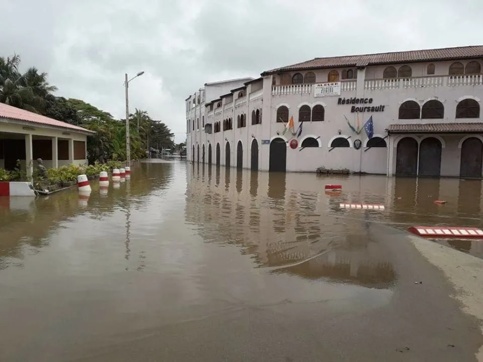 Les terribles images de Grand-Bassam sous les eaux