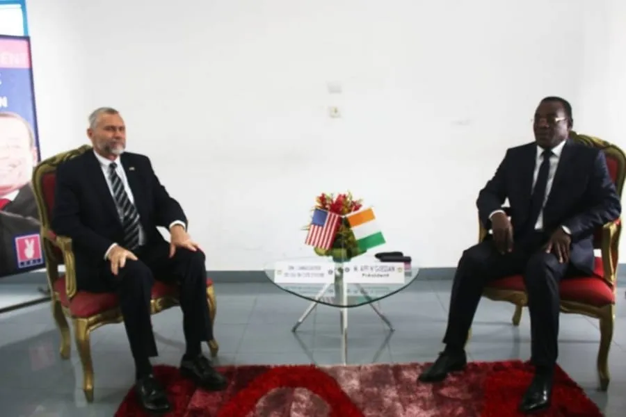 Affi chez Keith Bell, nouvel ambassadeur des États-Unis